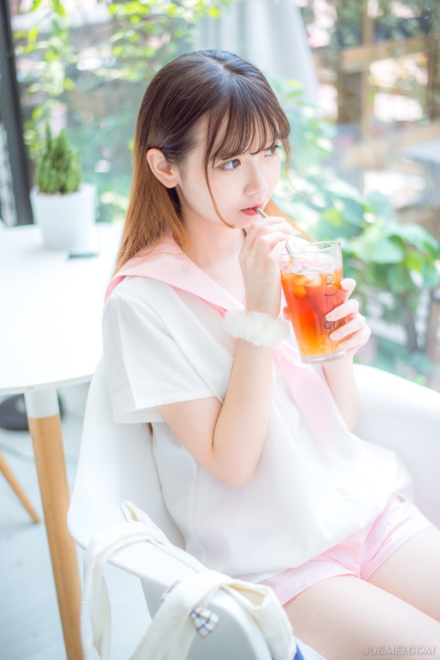 友谊是美酒，年份越久越醇香浓厚；友谊是焰火，在高处绽放才愈是美丽；友谊是鲜花，送之于人手有余香。